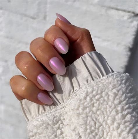 Digital lavender nails to obecnie najgorętszy trend w manicure