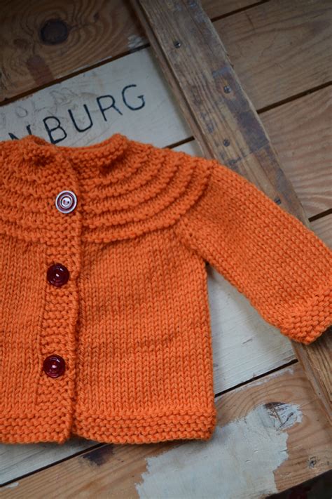 The knitting pattern and sewn fleece version is now available through my online etsy store. Femtimmarskoftan med knappar | Sticka enkel tröja, Baby ...