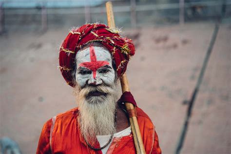 무료 이미지 사람들 여행 빨간 사육제 색깔 종교 신전 문화 거룩한 인도 신성한 힌두 인 갠지스 강 전통적인 바라나시 힌두교 사두
