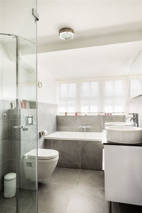 Idea come arredare bagno piccolo, pavimento in legno, mobili di colore bianco, decorazioni con elementi in legno. Come arredare un bagno piccolo | MODO D