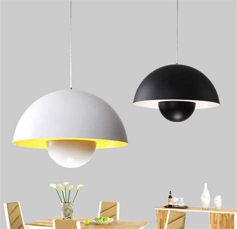 Hanya dengan botol bekas yang dilubangi serta ditambahkan lampu di dalamnya, kerajinan yang satu ini pasti akan menambahkan kesan estetik di rumahmu. 80 Desain Lampu Gantung Unik Minimalis - Rumahku Unik