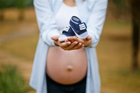 무료 이미지 손 남자 사진술 남성 기다리는 애정 어린이 아가 임신 어머니 임산부 큰 배 출산 검사