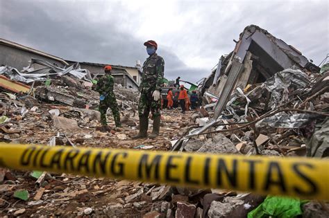 Indonesia hunts for survivors as quake death toll hits 60 | MalaysiaNow