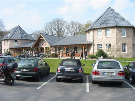 Guests arriving by vehicle have access to free parking. lostin.de - Lakeside Inn