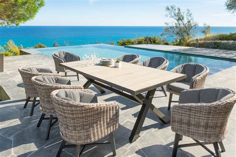 Savourez de longs et agréables moments au soleil avec nos différentes tables de jardin. Table Axiome céramique