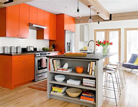 Дизайн кухни с оранжевым холодильником 96 фото