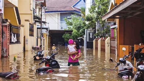 Death Toll From Indonesia Floods Landslides Climbs To 68 World News Hindustan Times