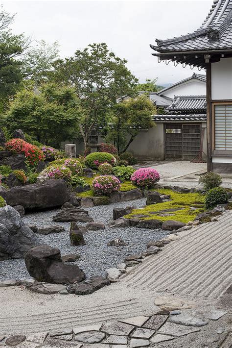 Amazing Japanese Courtyard With Landscaping Ideas Homemydesign