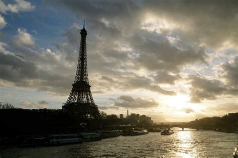 夕焼けを背にした エッフェル塔（la Tour Eiffel） とセーヌ川を堪能！！ パリ旅行