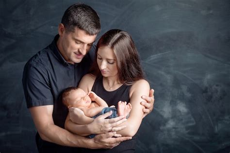 Mujer Y Hombre Sosteniendo A Un Recién Nacido Mamá Papá Y Bebé De