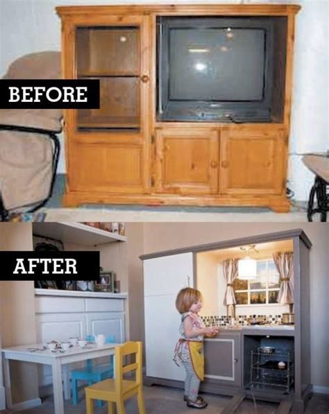 How to turn an old entertainment center into a play kitchen toy kitchens can be very expensive. Such a clever idea!! Turning an old tv cabinet into a little play kitchen... | Cozinha para ...