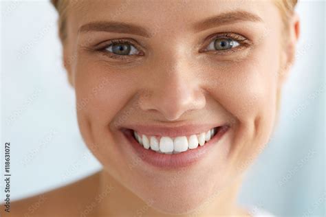 Beautiful Woman With Beauty Face Healthy White Teeth Smiling High Resolution Image Stock Foto