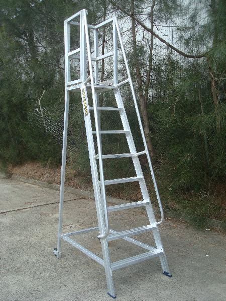 Polished Aluminum Mobile Work Platform Ladder For Industrial Feature