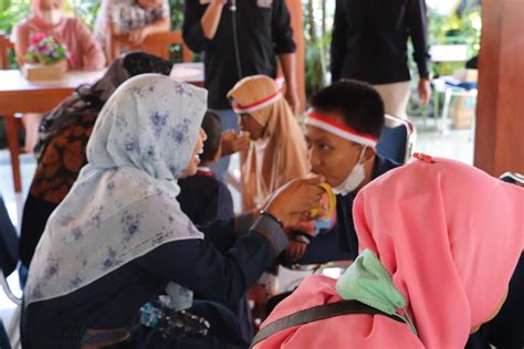 Puluhan Abk Di Madiun Rayakan Hut Ke Ri Dengan Lomba Makan Pisang Suara Surabaya