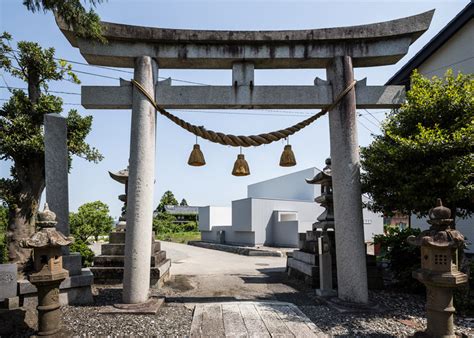 Kouichi Kimuras Courtyard House Wraps A Private Terrace