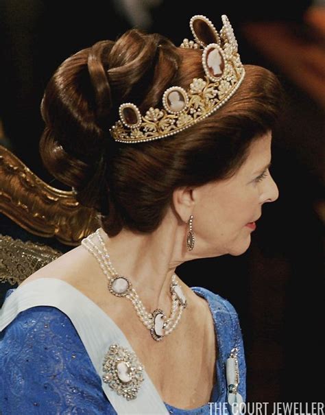 Moda ślubna » biżuteria ślubna. The Daily Diadem: The Cameo Tiara (With images) | Royal ...