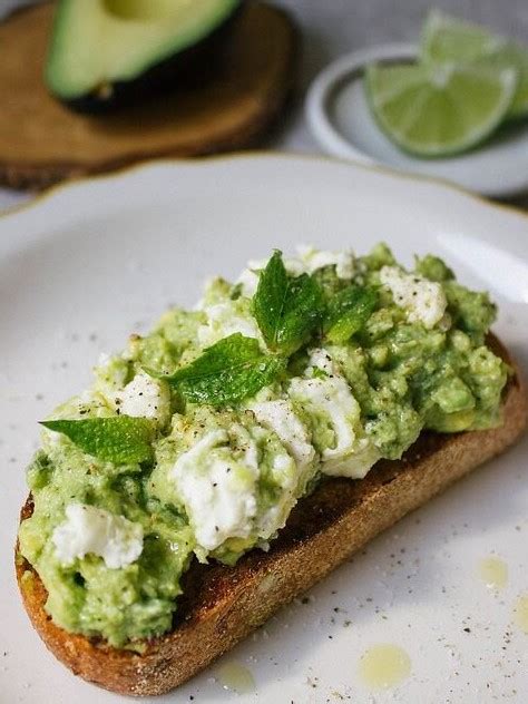 Tostada Con Aguacate Y Queso De Cabra Avocado Málaga