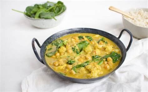 Gele Curry Met Kikkererwten Bloemkool En Spinazie Vegetarische