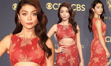 Sarah Hyland Bares Midriff On Emmys Red Carpet Daily Mail Online