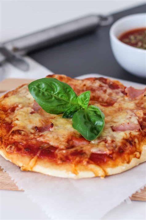 Dinkel Pizzateig selbst machen einfaches Pizza Rezept