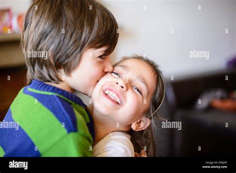 Los Niños Beso En La Mejilla Fotografía De Stock Alamy