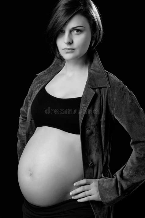 Attraktiv Ung Gravid Kvinna Med Den Nakna Buken Fotografering F R
