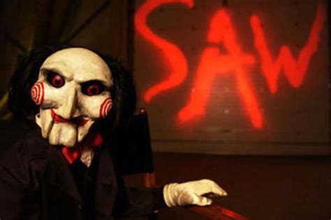 The saw movie series revolves around a wicked genius who sets traps for people he feels don't appreciate their lives. Cinematosis: Saw: Que empiecen los juegos (macabros)