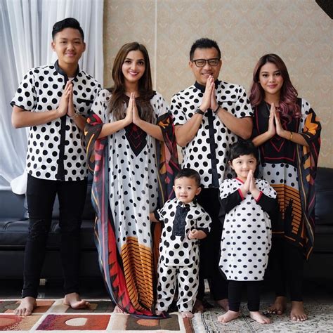 Tak ada baju seragam keluarga yang biasanya dilakukan keluarga artis lain. Intip Tema Baju Lebaran para Artis di Hari Raya