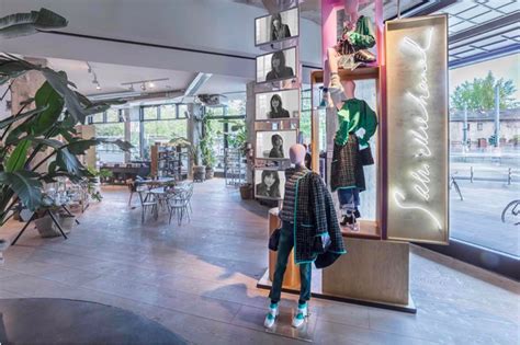 Sobald die letzten bestellungen geliefert sind, beginnt in den werkstätten ein ungeduldiges warten auf die neuen entwürfe von monsieur karl. Chanel eröffnet Pop-up-Store in Berlin - News : Events ...