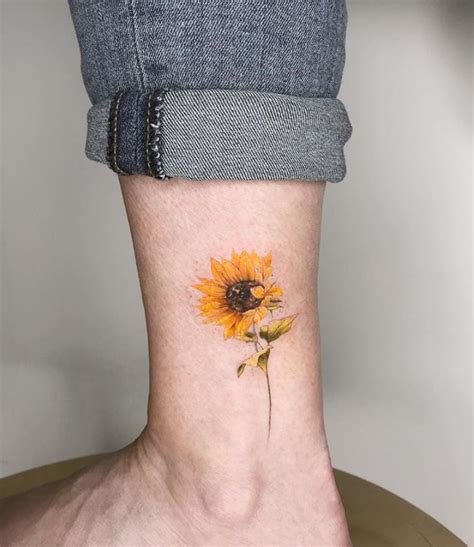 You can get a tattoo of any phase of the moon that holds significance for you. 45 Simple Unique Sunflower Tattoo Ideas For Woman - Page ...
