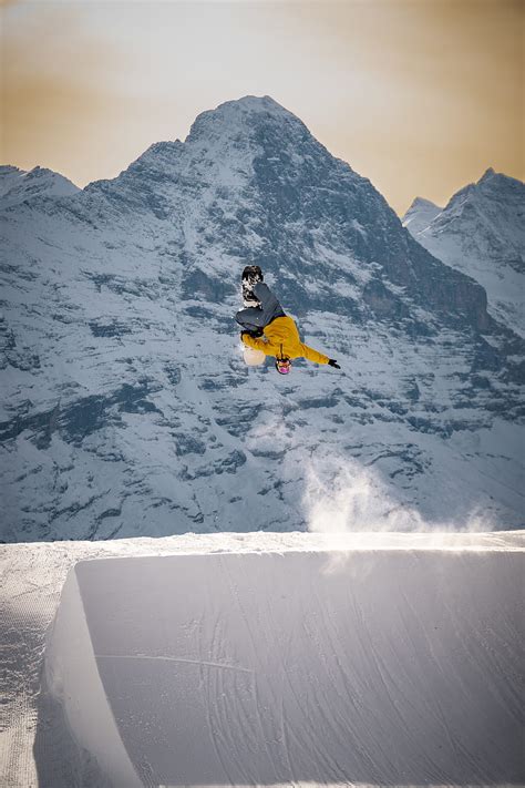 Snowboarder Snowboard Jump Trick Springboard Extreme Hd Phone