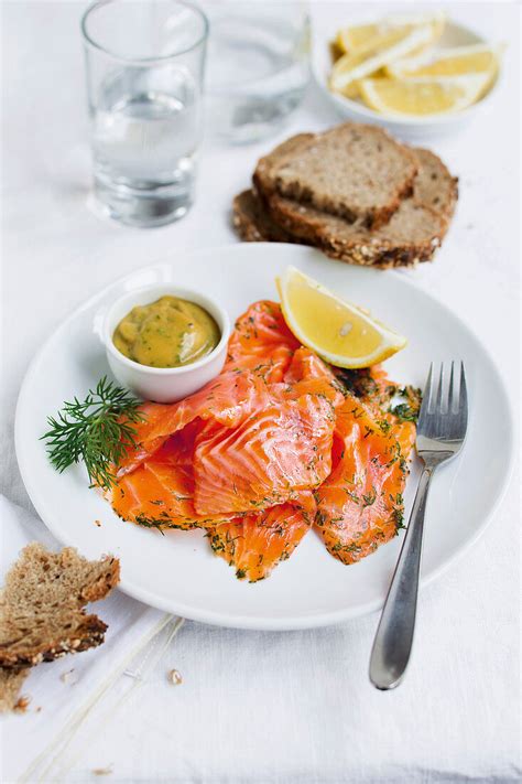 Graved Lachs mit Honig - Senf - Sauce zum Bilder kaufen 12424584