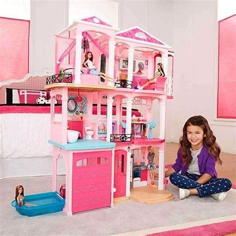 Esta gran casa de muñecas con tres pisos y muchos detalles que dan pie a imaginar muchos juegos. Barbie Casa De Los Sueños Mattel - $ 2,855.00 en Mercado Libre