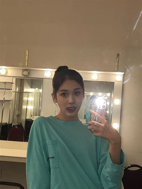 Stayc J Pics On Twitter Mirror Selfie Queen Jang J