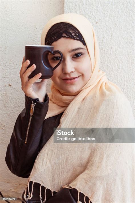 Foto De Menina Bonita Do Oriente Médio Na Roupa Islâmica Tradicional Copo Bebendo Do Café Mulher