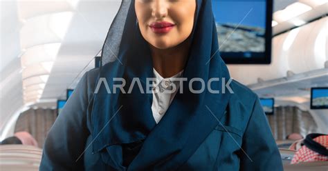 طاقم الطائرة والاستقبال والترحيب بالركاب، مضيفة طيران عربية سعودية خليجية مبتسمة ترتدي زي مضيفات