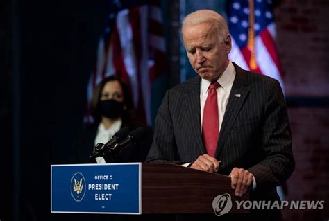 철조망과 검문소, 바리케이드, 중무장한 군인들은 전쟁 지역을. 전세계 정보기관 표적됐는데…바이든 통신보안은 '자체해결 ...