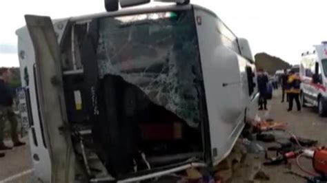 Antalya da tur otobüsü devrildi ölü yaralı