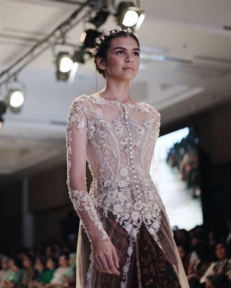 See more ideas about kebaya, batik kebaya, batik fashion. 60+ Model Kebaya Brokat Modern Modifikasi Terbaru 2020