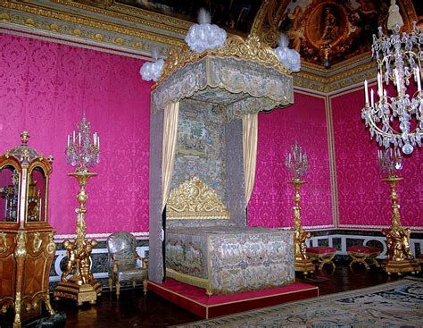 Dais et baldaquin du lit de la reine. Art Now and Then: Visiting Versailles