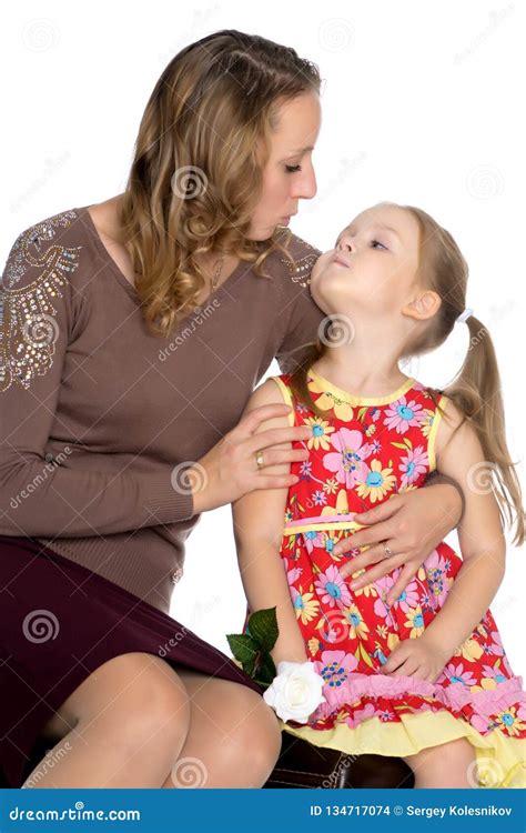 La Madre Y La Peque A Hija Abrazan Suavemente Foto De Archivo Imagen De Felicidad Abrace