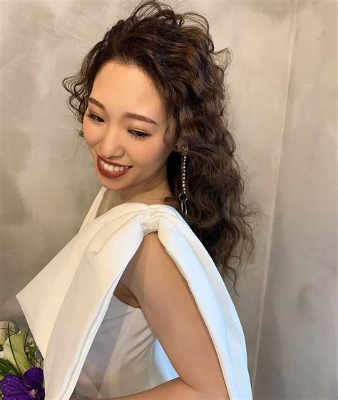 服部由紀子さんのインスタグラム写真 服部由紀子instagram「前撮りのスタイリング。 今回のダウンは、海外ウェーブ。 カールにもいろんな種類があって、 このドレスにはこのくらいの強