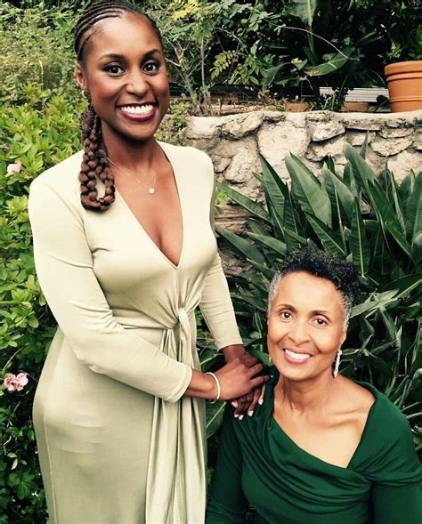 Issa is a pretty woman who likes to carry a smile on her face all the time. Issa Rae with her mother Delyna. | Issa rae hairstyles ...