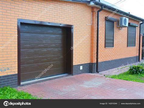 Stellen sie sich vor, dass die lüftung im haus oder in der wohnung nicht zur verfügung steht. Haus-Garagentor mit Lüftung, Klimaanlage, Regen-Rinne ...