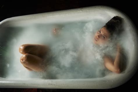 Wallpaper Women Model Reflection Underwater Bathtub Avery Rose Shape Image X