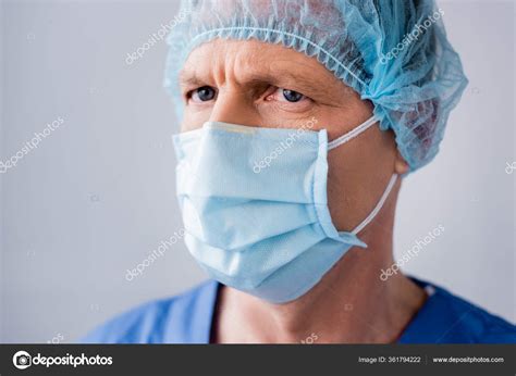 Médecin Mature Masque Médical Bleu Capuchon Isolé Sur Gris Image Libre