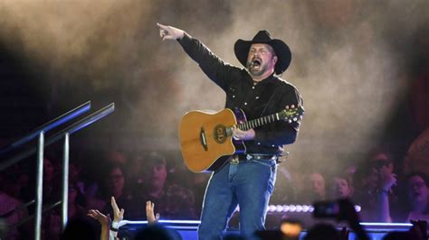 Country Music Star Garth Brooks Kicking Off Dive Bar Tour In Chicago