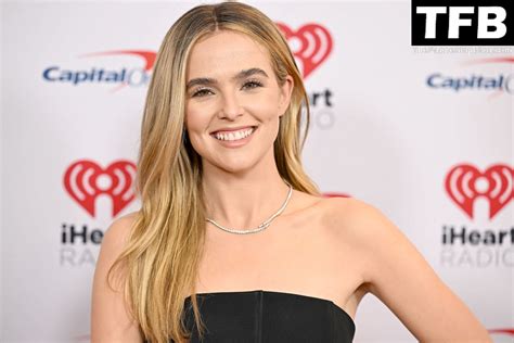 Zoey Deutch Shows Off Her Beautiful Figure At Iheartradio Z S Jingle