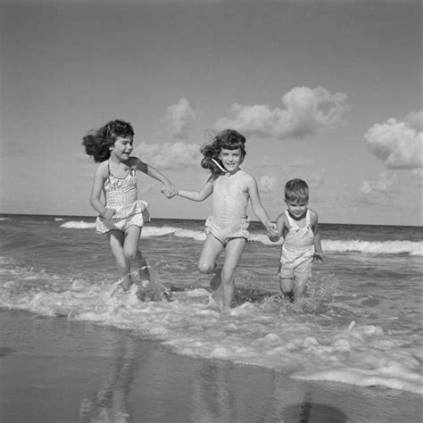 12 Vintage Photos That Will Make You Want To Revive The Lost Art Of Summer Vintage Beach