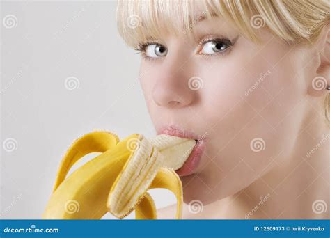 Femme Mangeant La Banane Image Stock Image Du Couleur 12609173